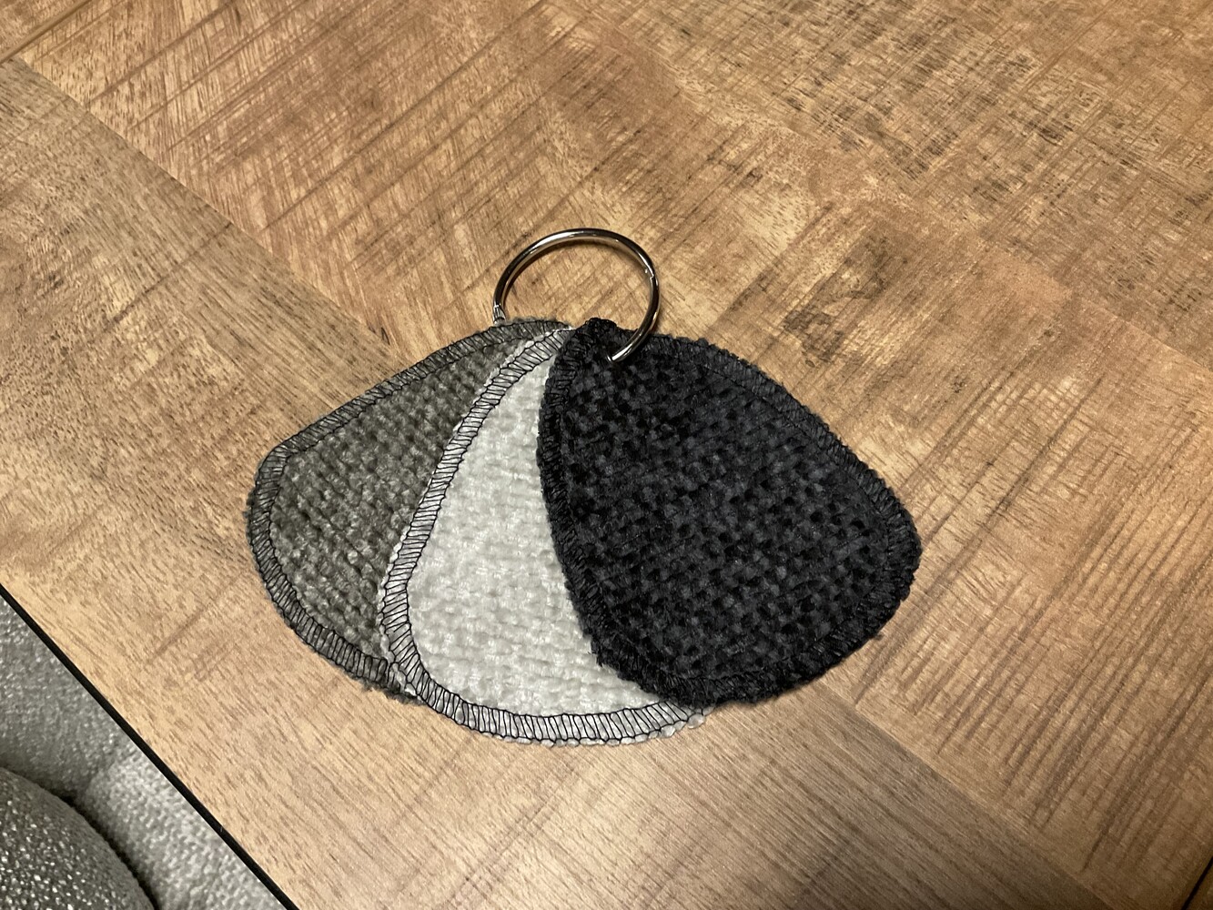 Armstoel Reece met draaipoot in stof Movie