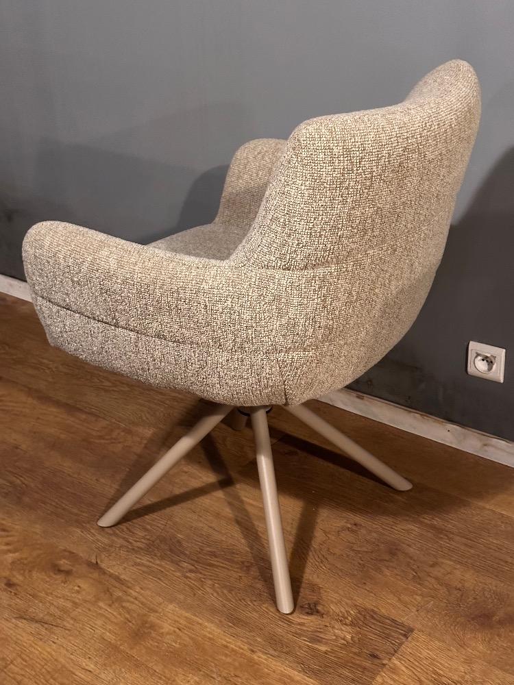 Eetkamerstoel draai Carlijn in stof Lodge Sand poot RAL 1019