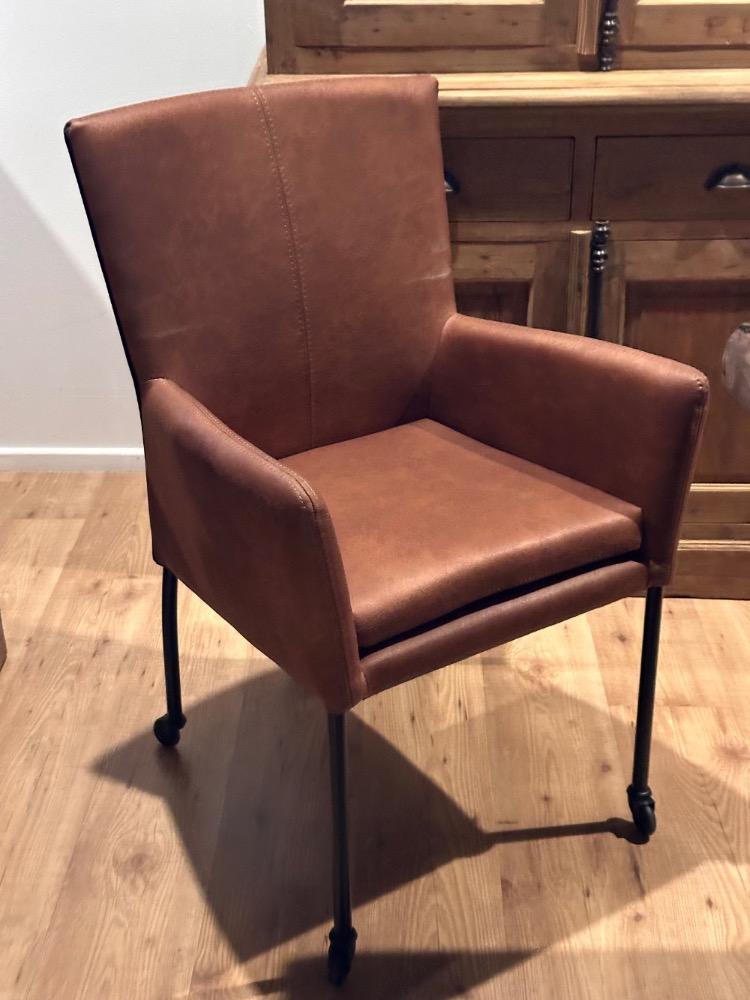 Eetkamerstoel Olly met arm en parketwielen