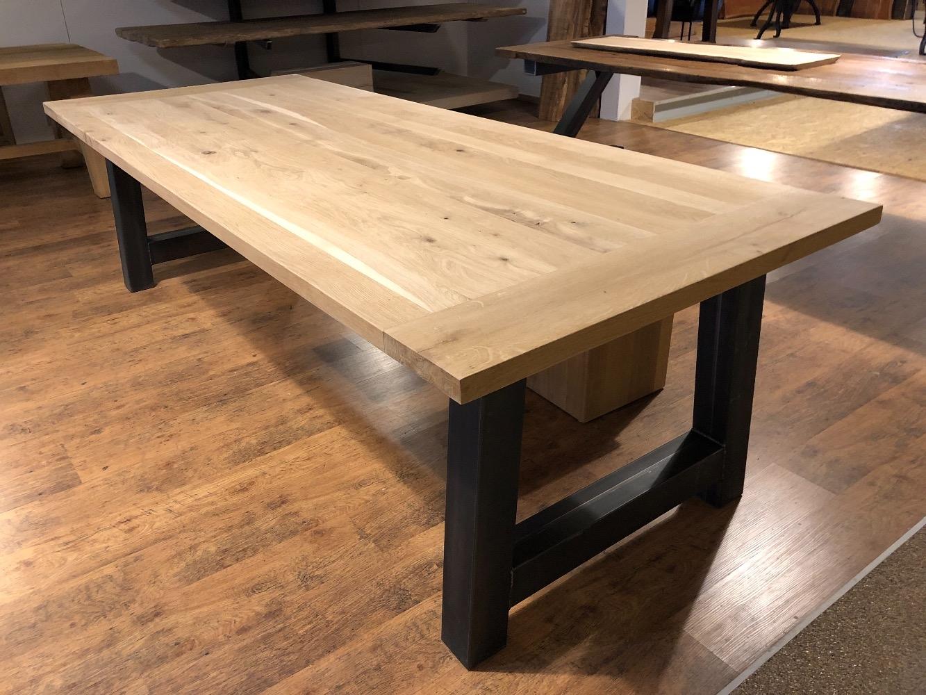 Eettafel eiken industrieel "KOPOAK" - Stoere tafels met een industrieel onderstel vind je in - Check de stoerste eetkamertafels gewoon Kessenich - Colonial Warehouse