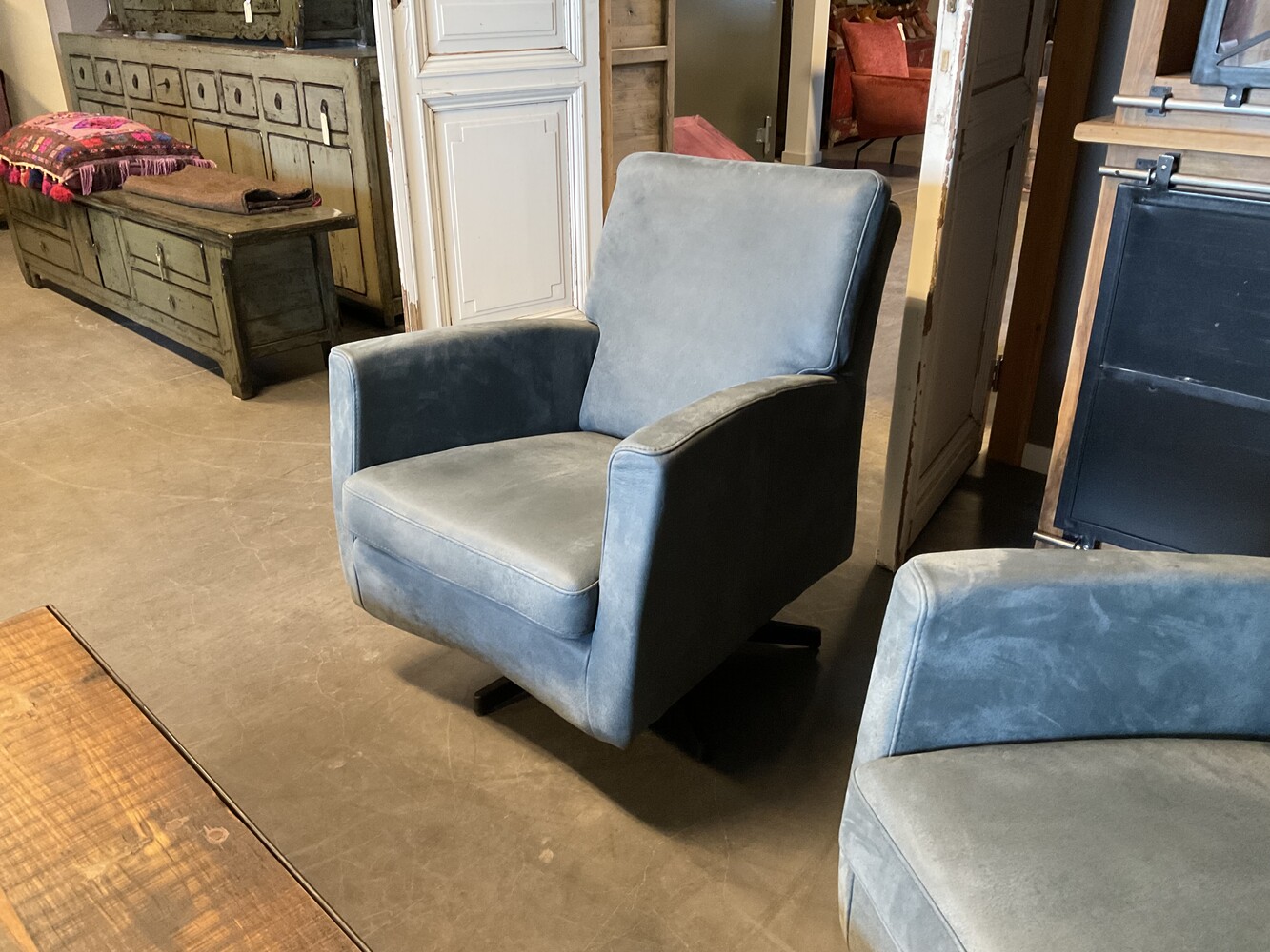 Fauteuil Eva met draaibare kruispoot in Kenia leder