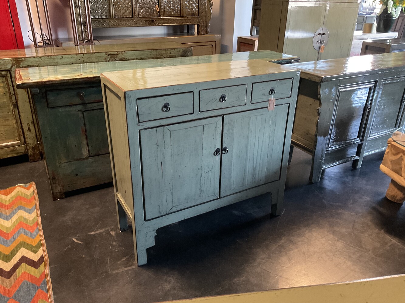 Klein kastje gelakt hoogglans