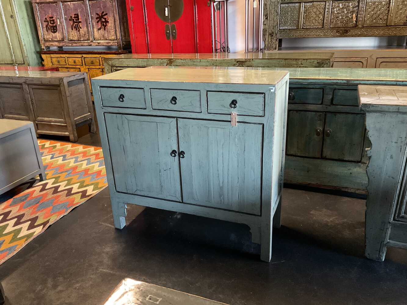 Klein kastje gelakt hoogglans