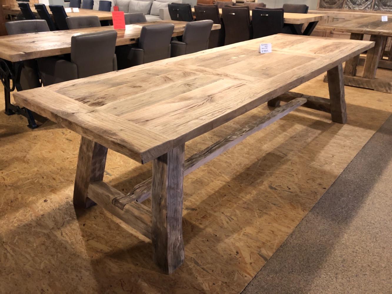 Beschrijvend smal spiraal Kloostertafel oud eiken 1 - Stoere eettafels in oud eiken voor een  landelijk interieur - Check de stoerste eetkamertafels gewoon in Kessenich  - Colonial Warehouse