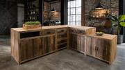 Landelijke keuken met houten boven blad