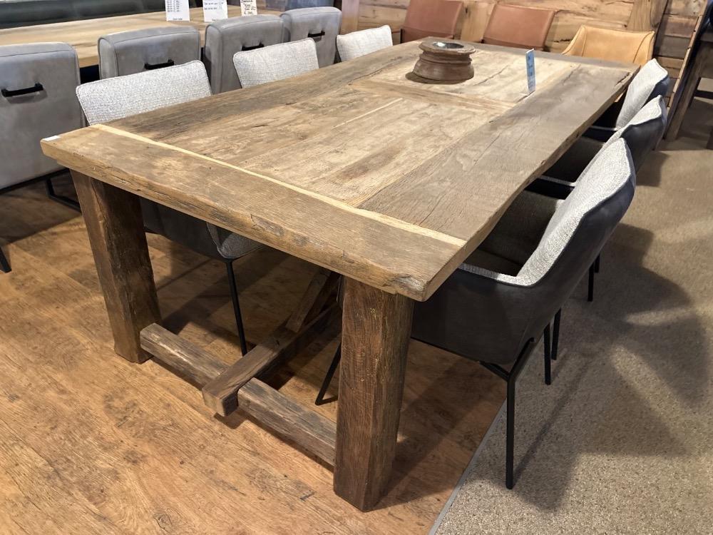 Oud eiken kasteel tafel