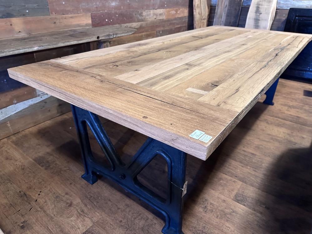 Oud eiken tafel gietijzeren poot