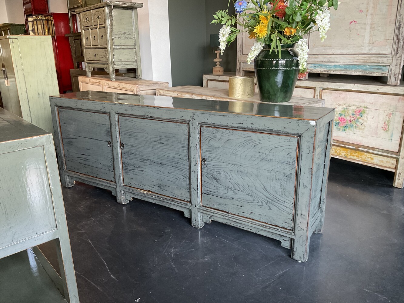 Oude dressoir hoogglans