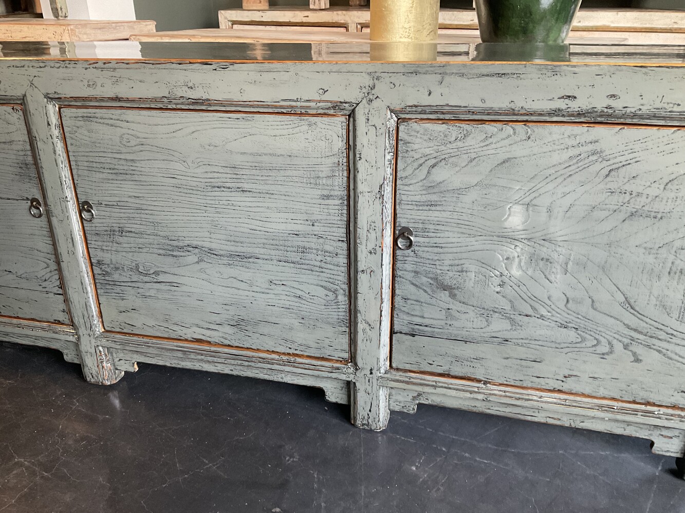 Oude dressoir hoogglans