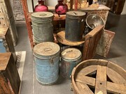 Oude ijzeren prullebakken