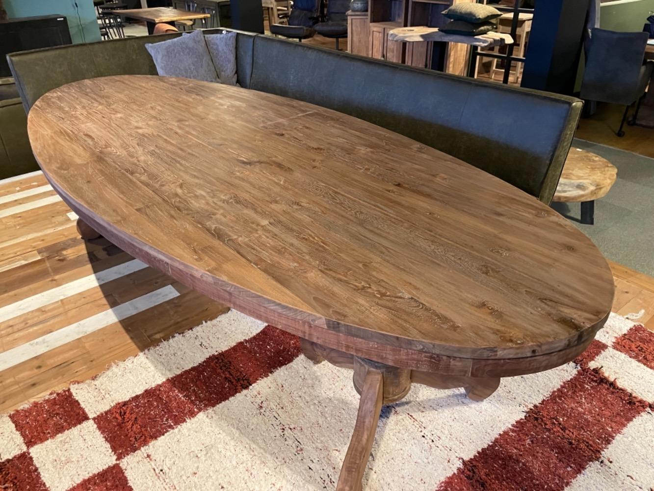 helling of Humaan Ovale teaktafel op kolompoot teak - Ovale tafels zijn een aanwinst voor  ieder interieur. - Check de stoerste eetkamertafels gewoon in Kessenich -  Colonial Warehouse