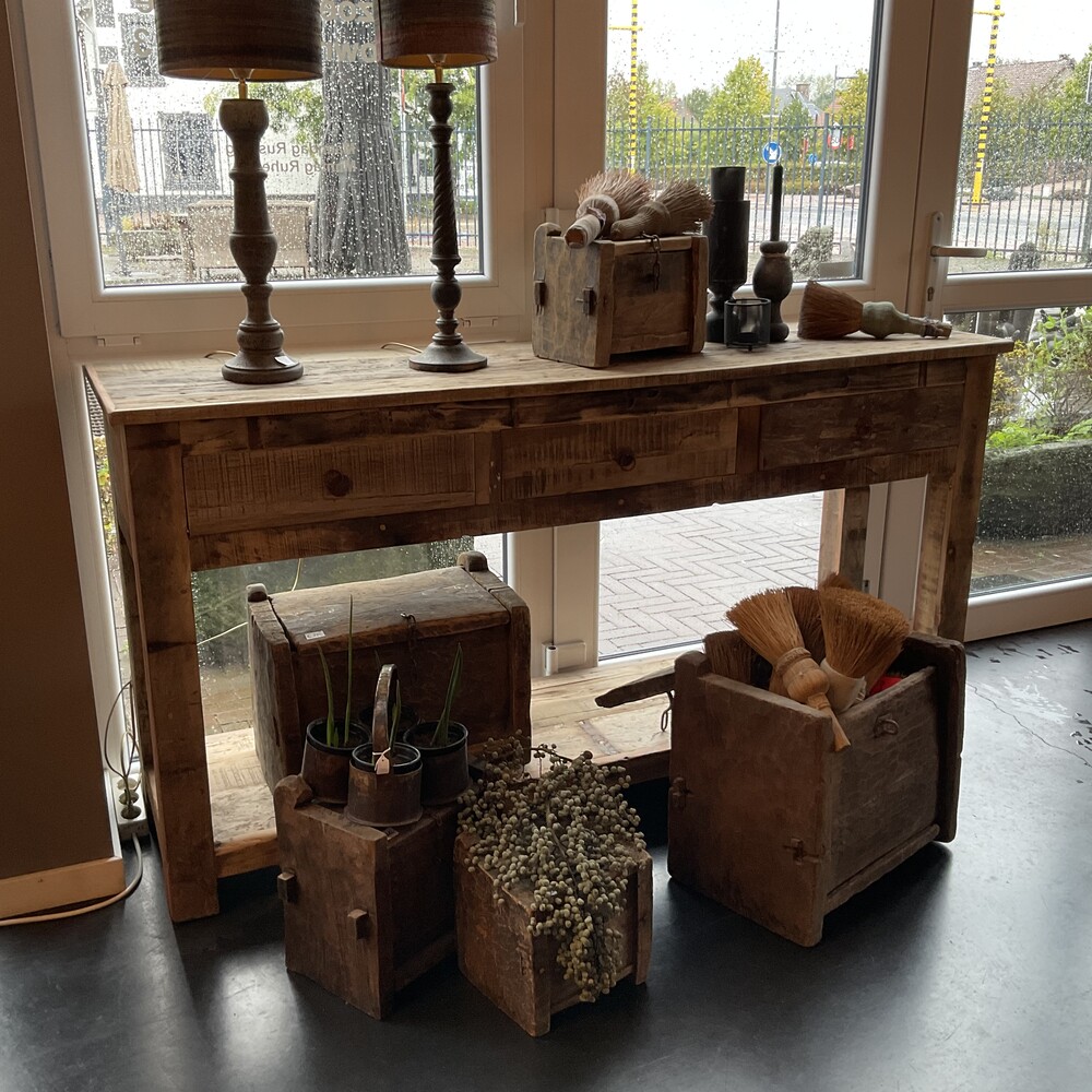 Habitat geloof Verkeerd Robuuste landelijke sidetable 3 lades - Een stoere landelijke sidetable  vind je gewoon in Kessenich - Check de stoerste eetkamertafels gewoon in  Kessenich - Colonial Warehouse