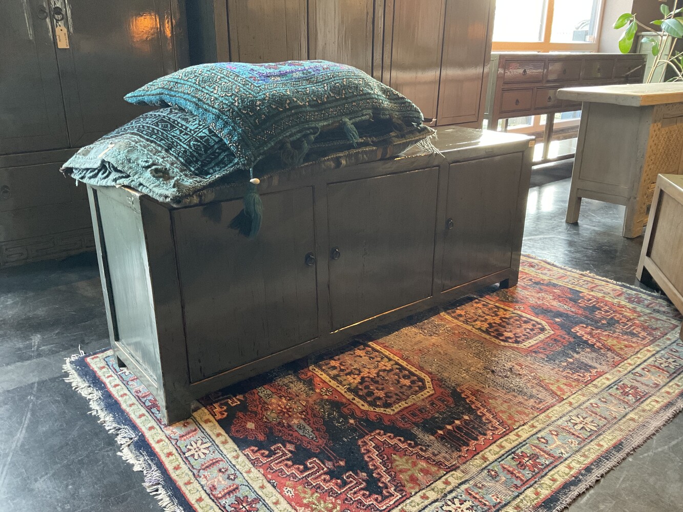 Tv meubel oud 3 deuren gelakt hoogglans