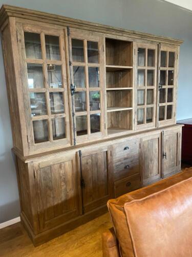 Vitrinekast Josefine oud teak met spanjoletsluiting - Landelijke kasten in stoer oud hout ontdek je gewoon in Kessenich - Landelijk en stoer wonen begint gewoon in Kessenich - Colonial Warehouse