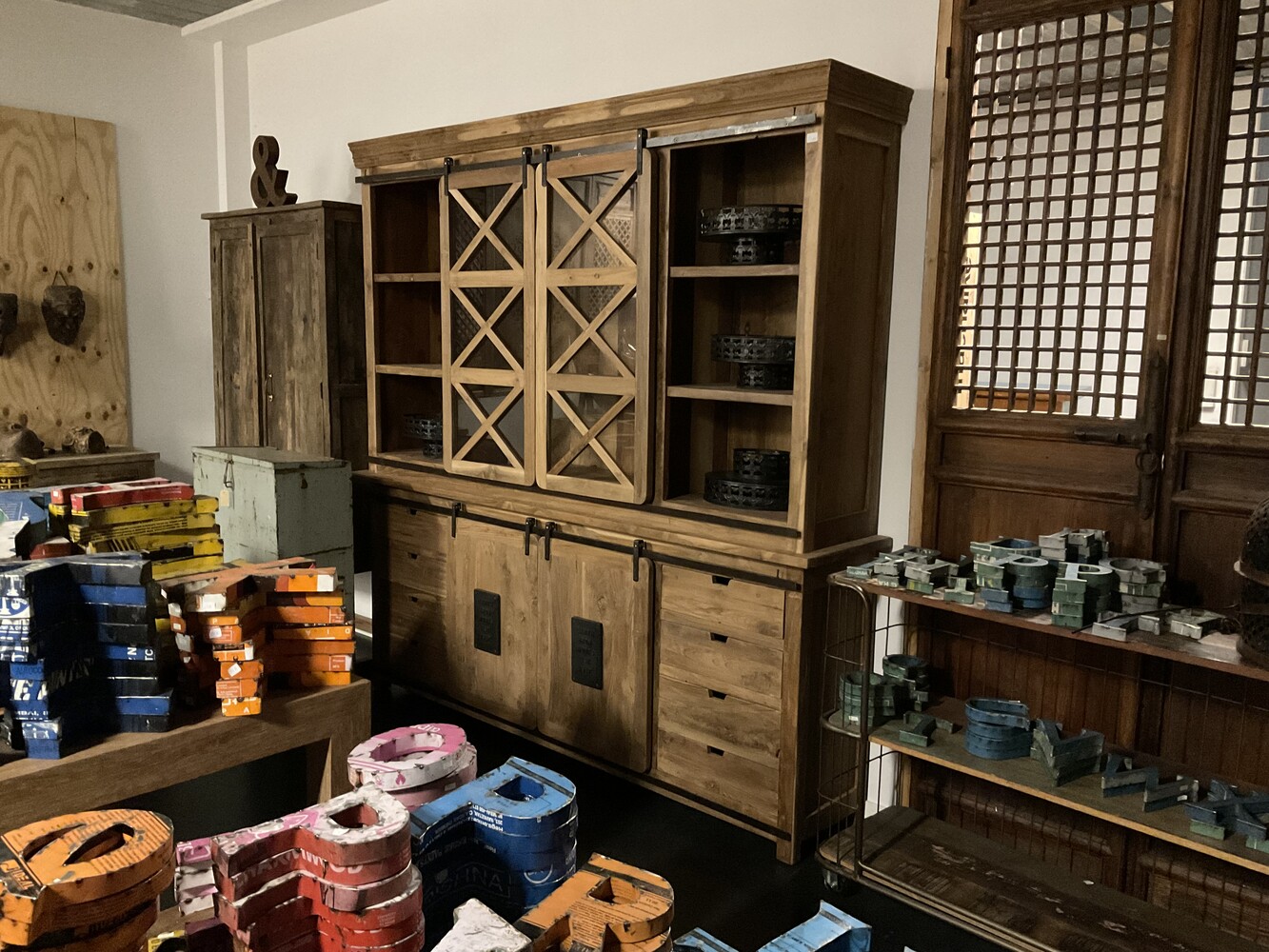 Vitrinekast Teak Earth Houten Kruis