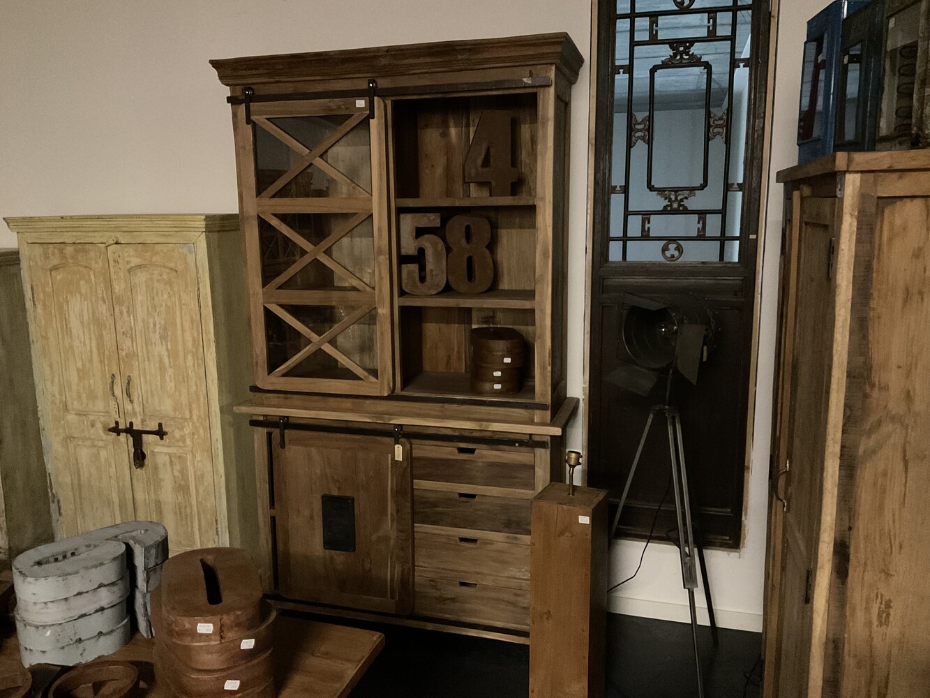 Vitrinekast Teak Earth Houten Kruis